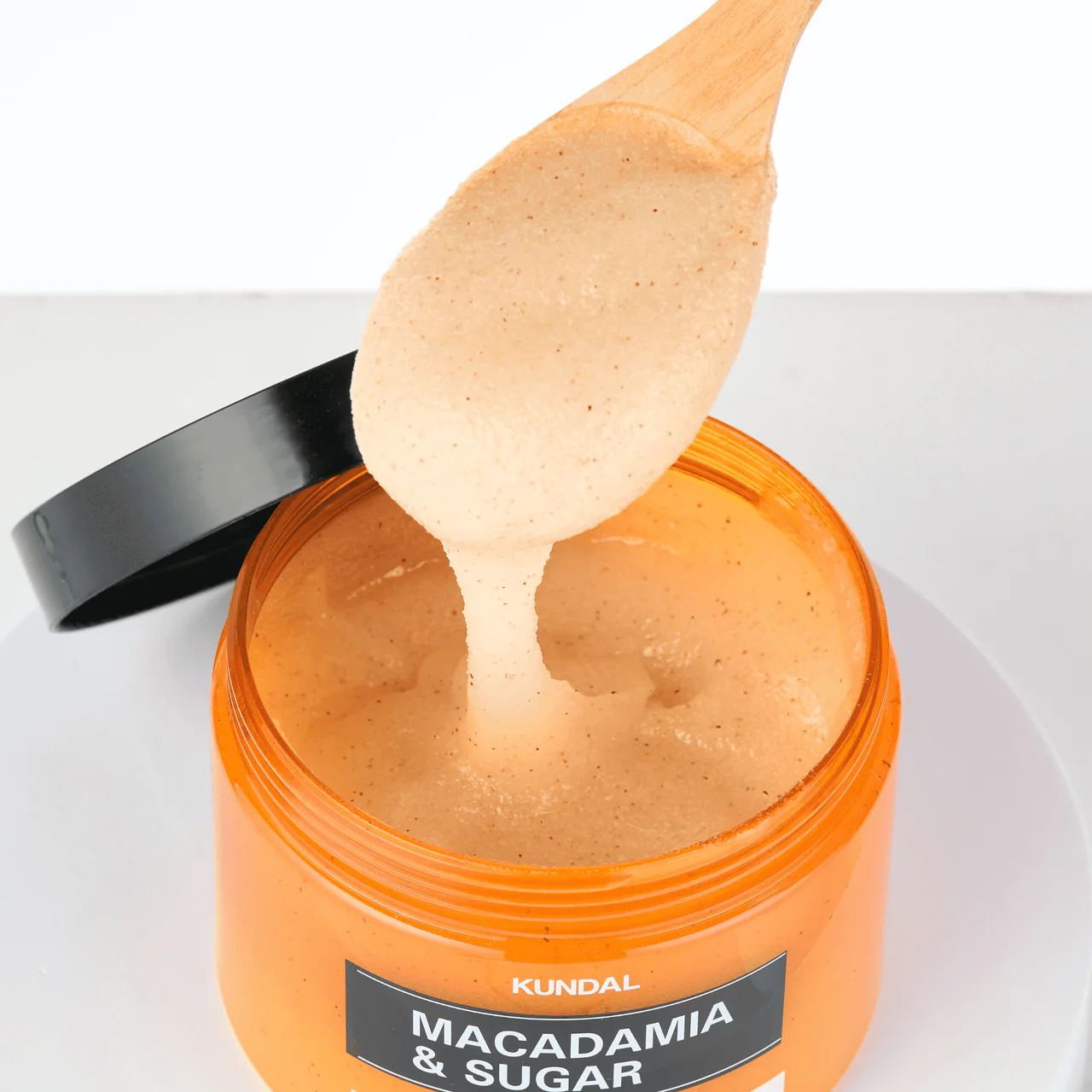 KUNDAL Macadamia & Sugar Body Scrub White Musk 550g